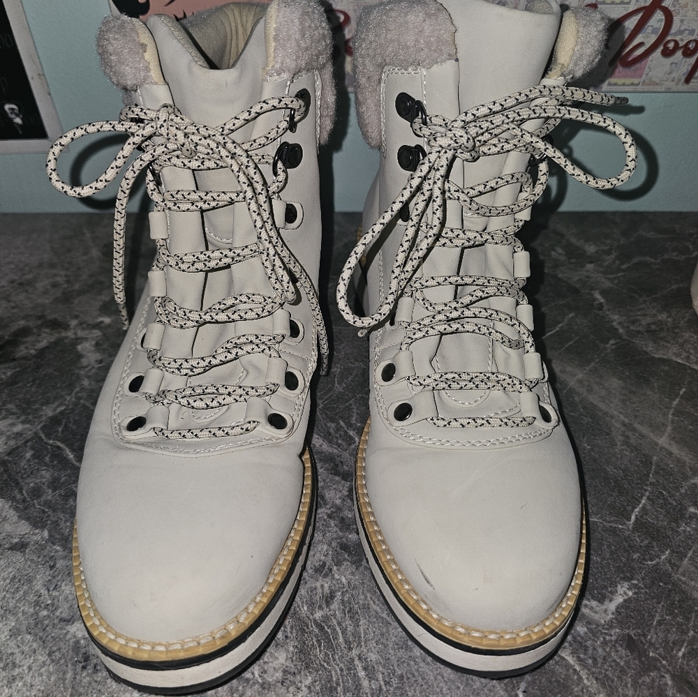 HIKING BOOTS Aspen Nomad Stone Cream Water Resistant Size 9